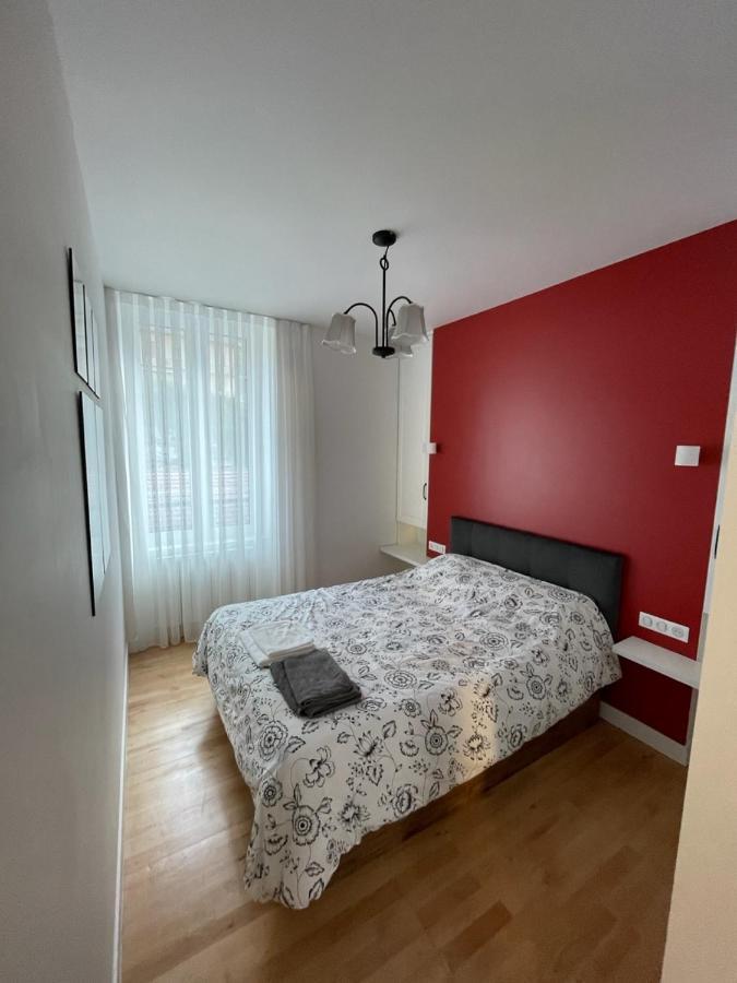 Confortable, Au Centre-Ville Сен-Клод Екстериор снимка